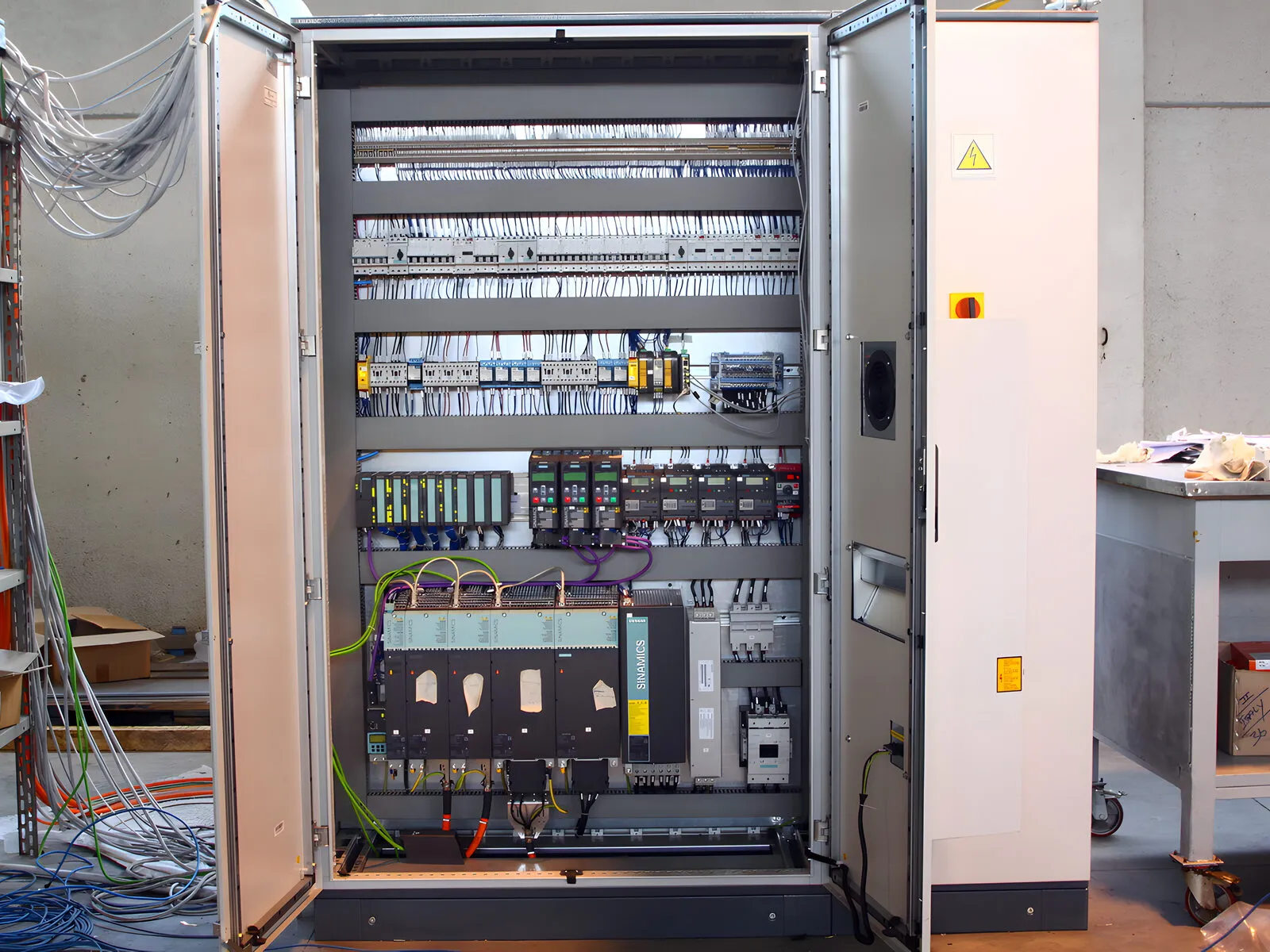 Quadro elettrico in costruzione nell'officina Zago